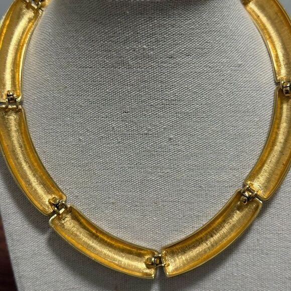 Vintage Rare Monet Signed GoldTone & Cream Resin Collar Necklace. 1980’s. - Picture 5 of 6